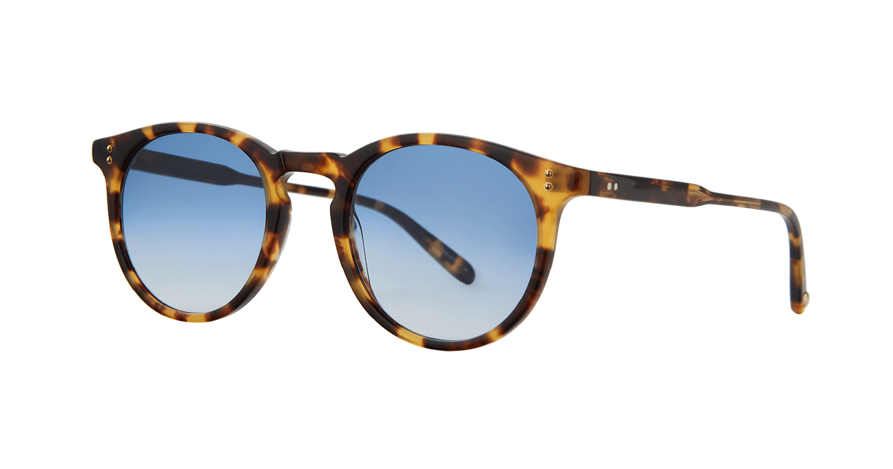 Slim, classic, and lightweight, the Carlton sunglass is designed with a keyhole bridge and new medium fit to provide extra versatility. Made from the new bio-based eco- acetate, the Carlton features distinctive raised rivet pins along the endpieces—a signature of the consciously crafted line.